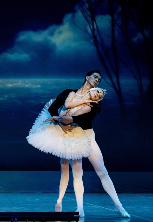 Лебединое озеромая плесецкая. Майя плисецкая балет лебединое озеро. Балетный театр. Пётр ильич чайковский балет щелкунчик. Балет лебединое озеро петипа.